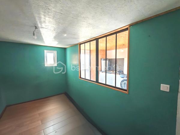 Découvrez cette charmante maison moderne avec jardin et sous-sol total au cœur d'un environnement urbain dynamique. 
Offrant un style de vie harmonieux et pratique à proximité des commodités, cette propriété de 76m² attire par sa fonctionnalité et son design actuel.
                                              
Composée de 5 pièces, cette maison, construite en 2012, présente une disposition lumineuse et optimisée pour le confort quotidien. 
                                                                                                                                                    
En effet, la maison est baignée de lumière avec sa double exposition dans la pièce de vie, un poêle à granulés saura rendre vos soirées cocooning en hiver. La pièce de vie est très agréable avec sa cuisine ouverte et vous promet d'agréables moments en famille.

Un accès par l'extérieur est possible de la pièce de vie via un escalier.

Un deuxième accès à l'extérieur est également possible de plain-pied du sous-sol.

Le jardin est exposé plein SUD.

Le sous-sol est total composé d'une partie rangement, buanderie, d'une pièce permettant de laisser libre choix à vos besoins.

Avec 2 espaces de parking sur le devant et sécurisé via son portail automatique, cette maison assure une commodité supplémentaire.

Son accès facilité aux grands axes routiers, érigent cette maison en un lieu de vie idéal pour une vie citadine.

Pour toute information, contactez Sandrine Tissier.