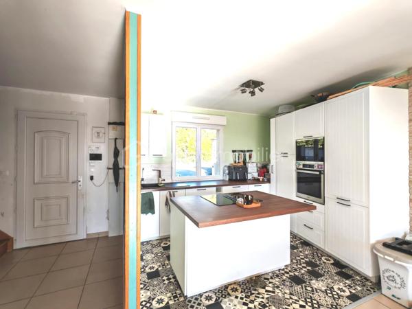 Découvrez cette charmante maison moderne avec jardin et sous-sol total au cœur d'un environnement urbain dynamique. 
Offrant un style de vie harmonieux et pratique à proximité des commodités, cette propriété de 76m² attire par sa fonctionnalité et son design actuel.
                                              
Composée de 5 pièces, cette maison, construite en 2012, présente une disposition lumineuse et optimisée pour le confort quotidien. 
                                                                                                                                                    
En effet, la maison est baignée de lumière avec sa double exposition dans la pièce de vie, un poêle à granulés saura rendre vos soirées cocooning en hiver. La pièce de vie est très agréable avec sa cuisine ouverte et vous promet d'agréables moments en famille.

Un accès par l'extérieur est possible de la pièce de vie via un escalier.

Un deuxième accès à l'extérieur est également possible de plain-pied du sous-sol.

Le jardin est exposé plein SUD.

Le sous-sol est total composé d'une partie rangement, buanderie, d'une pièce permettant de laisser libre choix à vos besoins.

Avec 2 espaces de parking sur le devant et sécurisé via son portail automatique, cette maison assure une commodité supplémentaire.

Son accès facilité aux grands axes routiers, érigent cette maison en un lieu de vie idéal pour une vie citadine.

Pour toute information, contactez Sandrine Tissier.