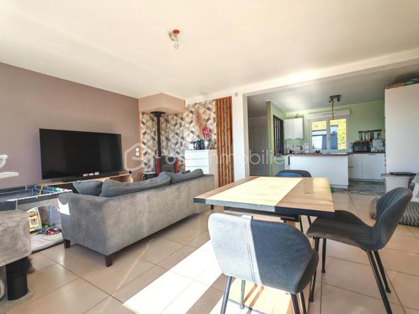 Découvrez cette charmante maison moderne avec jardin et sous-sol total au cœur d'un environnement urbain dynamique. 
Offrant un style de vie harmonieux et pratique à proximité des commodités, cette propriété de 76m² attire par sa fonctionnalité et son design actuel.
                                              
Composée de 5 pièces, cette maison, construite en 2012, présente une disposition lumineuse et optimisée pour le confort quotidien. 
                                                                                                                                                    
En effet, la maison est baignée de lumière avec sa double exposition dans la pièce de vie, un poêle à granulés saura rendre vos soirées cocooning en hiver. La pièce de vie est très agréable avec sa cuisine ouverte et vous promet d'agréables moments en famille.

Un accès par l'extérieur est possible de la pièce de vie via un escalier.

Un deuxième accès à l'extérieur est également possible de plain-pied du sous-sol.

Le jardin est exposé plein SUD.

Le sous-sol est total composé d'une partie rangement, buanderie, d'une pièce permettant de laisser libre choix à vos besoins.

Avec 2 espaces de parking sur le devant et sécurisé via son portail automatique, cette maison assure une commodité supplémentaire.

Son accès facilité aux grands axes routiers, érigent cette maison en un lieu de vie idéal pour une vie citadine.

Pour toute information, contactez Sandrine Tissier.