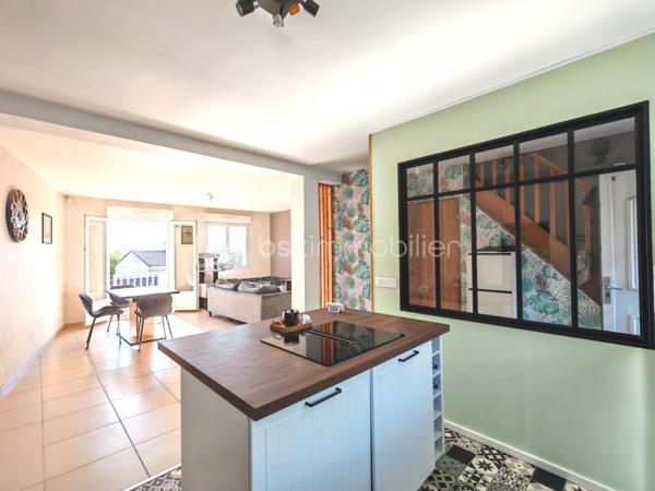 Découvrez cette charmante maison moderne avec jardin et sous-sol total au cœur d'un environnement urbain dynamique. 
Offrant un style de vie harmonieux et pratique à proximité des commodités, cette propriété de 76m² attire par sa fonctionnalité et son design actuel.
                                              
Composée de 5 pièces, cette maison, construite en 2012, présente une disposition lumineuse et optimisée pour le confort quotidien. 
                                                                                                                                                    
En effet, la maison est baignée de lumière avec sa double exposition dans la pièce de vie, un poêle à granulés saura rendre vos soirées cocooning en hiver. La pièce de vie est très agréable avec sa cuisine ouverte et vous promet d'agréables moments en famille.

Un accès par l'extérieur est possible de la pièce de vie via un escalier.

Un deuxième accès à l'extérieur est également possible de plain-pied du sous-sol.

Le jardin est exposé plein SUD.

Le sous-sol est total composé d'une partie rangement, buanderie, d'une pièce permettant de laisser libre choix à vos besoins.

Avec 2 espaces de parking sur le devant et sécurisé via son portail automatique, cette maison assure une commodité supplémentaire.

Son accès facilité aux grands axes routiers, érigent cette maison en un lieu de vie idéal pour une vie citadine.

Pour toute information, contactez Sandrine Tissier.