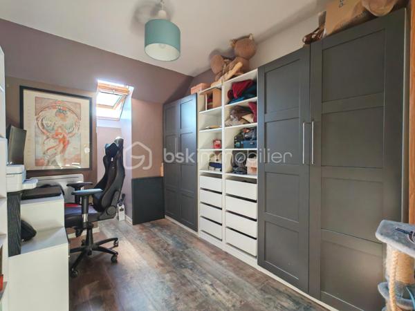 Découvrez cette charmante maison moderne avec jardin et sous-sol total au cœur d'un environnement urbain dynamique. 
Offrant un style de vie harmonieux et pratique à proximité des commodités, cette propriété de 76m² attire par sa fonctionnalité et son design actuel.
                                              
Composée de 5 pièces, cette maison, construite en 2012, présente une disposition lumineuse et optimisée pour le confort quotidien. 
                                                                                                                                                    
En effet, la maison est baignée de lumière avec sa double exposition dans la pièce de vie, un poêle à granulés saura rendre vos soirées cocooning en hiver. La pièce de vie est très agréable avec sa cuisine ouverte et vous promet d'agréables moments en famille.

Un accès par l'extérieur est possible de la pièce de vie via un escalier.

Un deuxième accès à l'extérieur est également possible de plain-pied du sous-sol.

Le jardin est exposé plein SUD.

Le sous-sol est total composé d'une partie rangement, buanderie, d'une pièce permettant de laisser libre choix à vos besoins.

Avec 2 espaces de parking sur le devant et sécurisé via son portail automatique, cette maison assure une commodité supplémentaire.

Son accès facilité aux grands axes routiers, érigent cette maison en un lieu de vie idéal pour une vie citadine.

Pour toute information, contactez Sandrine Tissier.