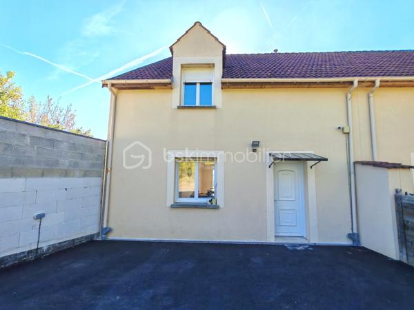 Découvrez cette charmante maison moderne avec jardin et sous-sol total au cœur d'un environnement urbain dynamique. 
Offrant un style de vie harmonieux et pratique à proximité des commodités, cette propriété de 76m² attire par sa fonctionnalité et son design actuel.
                                              
Composée de 5 pièces, cette maison, construite en 2012, présente une disposition lumineuse et optimisée pour le confort quotidien. 
                                                                                                                                                    
En effet, la maison est baignée de lumière avec sa double exposition dans la pièce de vie, un poêle à granulés saura rendre vos soirées cocooning en hiver. La pièce de vie est très agréable avec sa cuisine ouverte et vous promet d'agréables moments en famille.

Un accès par l'extérieur est possible de la pièce de vie via un escalier.

Un deuxième accès à l'extérieur est également possible de plain-pied du sous-sol.

Le jardin est exposé plein SUD.

Le sous-sol est total composé d'une partie rangement, buanderie, d'une pièce permettant de laisser libre choix à vos besoins.

Avec 2 espaces de parking sur le devant et sécurisé via son portail automatique, cette maison assure une commodité supplémentaire.

Son accès facilité aux grands axes routiers, érigent cette maison en un lieu de vie idéal pour une vie citadine.

Pour toute information, contactez Sandrine Tissier.