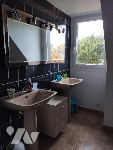 maison ayant de grands espaces de vie