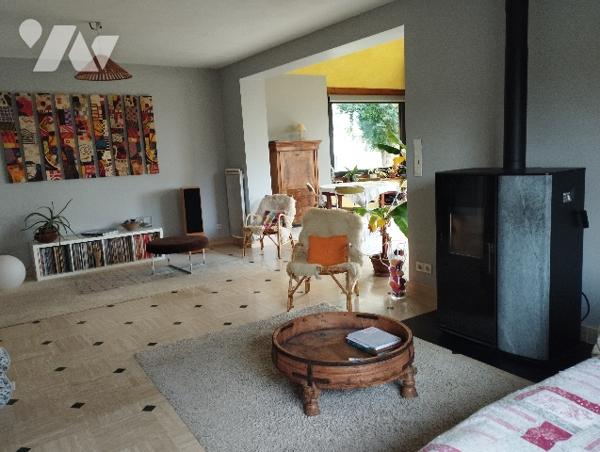 maison ayant de grands espaces de vie