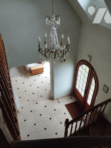 maison ayant de grands espaces de vie