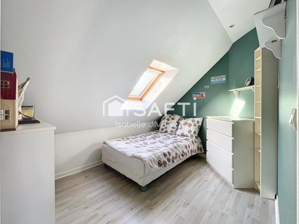 6 pièces sur 110 m² environ  / parcelle de jardin au calme de 642 m2 / dépendance