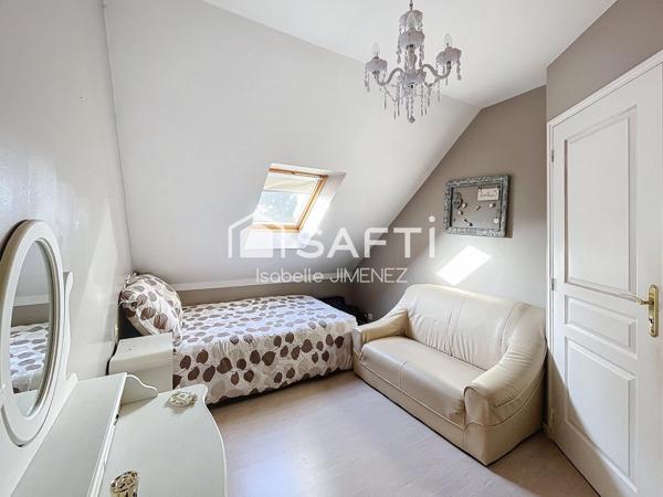 6 pièces sur 110 m² environ  / parcelle de jardin au calme de 642 m2 / dépendance