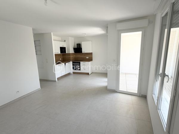 À seulement quelques minutes à pied des plages, du port, du centre-ville et des écoles, découvrez en EXCLUSIVITÉ ce superbe appartement T2/T3  de 53 m², niché au 3ᵉ étage avec ascenseur d’une résidence de Standing, Sécurisée, avec Piscine, livrée en 2025.

Jamais habité, ce bien séduit immédiatement par la qualité de ses prestations et son atmosphère lumineuse.

Dès l’entrée, dotée d’un placard et d’un visiophone, vous accédez à un élégant espace de vie où le séjour et la cuisine entièrement aménagée se prolongent harmonieusement vers une agréable loggia de 8 m² exposée plein Sud, véritable invitation à savourer la douceur du climat méditerranéen.

L’espace nuit a été pensé avec soin et comprend :
• une chambre confortable,
• une pièce supplémentaire pouvant accueillir un bureau, une chambre d’enfant ou une chambre d’appoint,
• une salle d’eau contemporaine avec WC suspendu.

Les prestations répondent aux exigences actuelles :
✨ Résidence récente aux dernières normes
✨ Performance énergétique remarquable (DPE A/A)
✨ Eau chaude et froide incluses dans les charges (120€ par mois)
✨ Double stationnements privatifs en sous-sol, un privilège rare à Cavalaire-sur-Mer.

Ce bien conjugue avec justesse Raffinement, Confort et Praticité, faisant de lui une adresse idéale pour une résidence principale, un pied-à-terre élégant ou un investissement patrimonial de qualité.

📞 Contact & visites
Olivier PROUST
📱 06 61 53 40 05
📧 o.proust@bskimmobilier.com