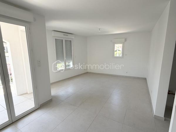 À seulement quelques minutes à pied des plages, du port, du centre-ville et des écoles, découvrez en EXCLUSIVITÉ ce superbe appartement T2/T3  de 53 m², niché au 3ᵉ étage avec ascenseur d’une résidence de Standing, Sécurisée, avec Piscine, livrée en 2025.

Jamais habité, ce bien séduit immédiatement par la qualité de ses prestations et son atmosphère lumineuse.

Dès l’entrée, dotée d’un placard et d’un visiophone, vous accédez à un élégant espace de vie où le séjour et la cuisine entièrement aménagée se prolongent harmonieusement vers une agréable loggia de 8 m² exposée plein Sud, véritable invitation à savourer la douceur du climat méditerranéen.

L’espace nuit a été pensé avec soin et comprend :
• une chambre confortable,
• une pièce supplémentaire pouvant accueillir un bureau, une chambre d’enfant ou une chambre d’appoint,
• une salle d’eau contemporaine avec WC suspendu.

Les prestations répondent aux exigences actuelles :
✨ Résidence récente aux dernières normes
✨ Performance énergétique remarquable (DPE A/A)
✨ Eau chaude et froide incluses dans les charges (120€ par mois)
✨ Double stationnements privatifs en sous-sol, un privilège rare à Cavalaire-sur-Mer.

Ce bien conjugue avec justesse Raffinement, Confort et Praticité, faisant de lui une adresse idéale pour une résidence principale, un pied-à-terre élégant ou un investissement patrimonial de qualité.

📞 Contact & visites
Olivier PROUST
📱 06 61 53 40 05
📧 o.proust@bskimmobilier.com