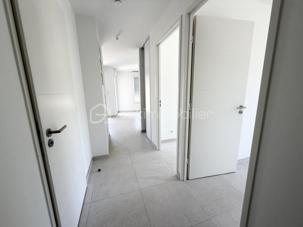 À seulement quelques minutes à pied des plages, du port, du centre-ville et des écoles, découvrez en EXCLUSIVITÉ ce superbe appartement T2/T3  de 53 m², niché au 3ᵉ étage avec ascenseur d’une résidence de Standing, Sécurisée, avec Piscine, livrée en 2025.

Jamais habité, ce bien séduit immédiatement par la qualité de ses prestations et son atmosphère lumineuse.

Dès l’entrée, dotée d’un placard et d’un visiophone, vous accédez à un élégant espace de vie où le séjour et la cuisine entièrement aménagée se prolongent harmonieusement vers une agréable loggia de 8 m² exposée plein Sud, véritable invitation à savourer la douceur du climat méditerranéen.

L’espace nuit a été pensé avec soin et comprend :
• une chambre confortable,
• une pièce supplémentaire pouvant accueillir un bureau, une chambre d’enfant ou une chambre d’appoint,
• une salle d’eau contemporaine avec WC suspendu.

Les prestations répondent aux exigences actuelles :
✨ Résidence récente aux dernières normes
✨ Performance énergétique remarquable (DPE A/A)
✨ Eau chaude et froide incluses dans les charges (120€ par mois)
✨ Double stationnements privatifs en sous-sol, un privilège rare à Cavalaire-sur-Mer.

Ce bien conjugue avec justesse Raffinement, Confort et Praticité, faisant de lui une adresse idéale pour une résidence principale, un pied-à-terre élégant ou un investissement patrimonial de qualité.

📞 Contact & visites
Olivier PROUST
📱 06 61 53 40 05
📧 o.proust@bskimmobilier.com
