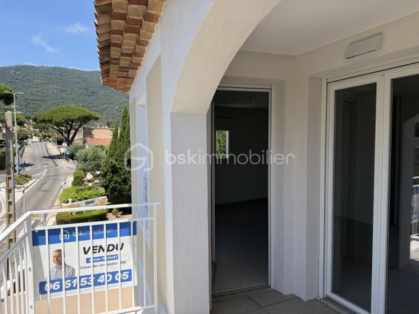 À seulement quelques minutes à pied des plages, du port, du centre-ville et des écoles, découvrez en EXCLUSIVITÉ ce superbe appartement T2/T3  de 53 m², niché au 3ᵉ étage avec ascenseur d’une résidence de Standing, Sécurisée, avec Piscine, livrée en 2025.

Jamais habité, ce bien séduit immédiatement par la qualité de ses prestations et son atmosphère lumineuse.

Dès l’entrée, dotée d’un placard et d’un visiophone, vous accédez à un élégant espace de vie où le séjour et la cuisine entièrement aménagée se prolongent harmonieusement vers une agréable loggia de 8 m² exposée plein Sud, véritable invitation à savourer la douceur du climat méditerranéen.

L’espace nuit a été pensé avec soin et comprend :
• une chambre confortable,
• une pièce supplémentaire pouvant accueillir un bureau, une chambre d’enfant ou une chambre d’appoint,
• une salle d’eau contemporaine avec WC suspendu.

Les prestations répondent aux exigences actuelles :
✨ Résidence récente aux dernières normes
✨ Performance énergétique remarquable (DPE A/A)
✨ Eau chaude et froide incluses dans les charges (120€ par mois)
✨ Double stationnements privatifs en sous-sol, un privilège rare à Cavalaire-sur-Mer.

Ce bien conjugue avec justesse Raffinement, Confort et Praticité, faisant de lui une adresse idéale pour une résidence principale, un pied-à-terre élégant ou un investissement patrimonial de qualité.

📞 Contact & visites
Olivier PROUST
📱 06 61 53 40 05
📧 o.proust@bskimmobilier.com