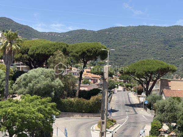 À seulement quelques minutes à pied des plages, du port, du centre-ville et des écoles, découvrez en EXCLUSIVITÉ ce superbe appartement T2/T3  de 53 m², niché au 3ᵉ étage avec ascenseur d’une résidence de Standing, Sécurisée, avec Piscine, livrée en 2025.

Jamais habité, ce bien séduit immédiatement par la qualité de ses prestations et son atmosphère lumineuse.

Dès l’entrée, dotée d’un placard et d’un visiophone, vous accédez à un élégant espace de vie où le séjour et la cuisine entièrement aménagée se prolongent harmonieusement vers une agréable loggia de 8 m² exposée plein Sud, véritable invitation à savourer la douceur du climat méditerranéen.

L’espace nuit a été pensé avec soin et comprend :
• une chambre confortable,
• une pièce supplémentaire pouvant accueillir un bureau, une chambre d’enfant ou une chambre d’appoint,
• une salle d’eau contemporaine avec WC suspendu.

Les prestations répondent aux exigences actuelles :
✨ Résidence récente aux dernières normes
✨ Performance énergétique remarquable (DPE A/A)
✨ Eau chaude et froide incluses dans les charges (120€ par mois)
✨ Double stationnements privatifs en sous-sol, un privilège rare à Cavalaire-sur-Mer.

Ce bien conjugue avec justesse Raffinement, Confort et Praticité, faisant de lui une adresse idéale pour une résidence principale, un pied-à-terre élégant ou un investissement patrimonial de qualité.

📞 Contact & visites
Olivier PROUST
📱 06 61 53 40 05
📧 o.proust@bskimmobilier.com