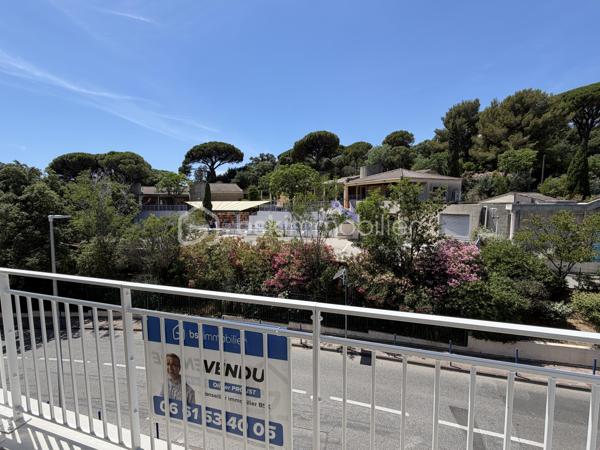 À seulement quelques minutes à pied des plages, du port, du centre-ville et des écoles, découvrez en EXCLUSIVITÉ ce superbe appartement T2/T3  de 53 m², niché au 3ᵉ étage avec ascenseur d’une résidence de Standing, Sécurisée, avec Piscine, livrée en 2025.

Jamais habité, ce bien séduit immédiatement par la qualité de ses prestations et son atmosphère lumineuse.

Dès l’entrée, dotée d’un placard et d’un visiophone, vous accédez à un élégant espace de vie où le séjour et la cuisine entièrement aménagée se prolongent harmonieusement vers une agréable loggia de 8 m² exposée plein Sud, véritable invitation à savourer la douceur du climat méditerranéen.

L’espace nuit a été pensé avec soin et comprend :
• une chambre confortable,
• une pièce supplémentaire pouvant accueillir un bureau, une chambre d’enfant ou une chambre d’appoint,
• une salle d’eau contemporaine avec WC suspendu.

Les prestations répondent aux exigences actuelles :
✨ Résidence récente aux dernières normes
✨ Performance énergétique remarquable (DPE A/A)
✨ Eau chaude et froide incluses dans les charges (120€ par mois)
✨ Double stationnements privatifs en sous-sol, un privilège rare à Cavalaire-sur-Mer.

Ce bien conjugue avec justesse Raffinement, Confort et Praticité, faisant de lui une adresse idéale pour une résidence principale, un pied-à-terre élégant ou un investissement patrimonial de qualité.

📞 Contact & visites
Olivier PROUST
📱 06 61 53 40 05
📧 o.proust@bskimmobilier.com
