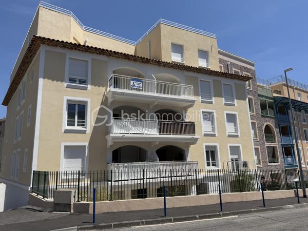 À seulement quelques minutes à pied des plages, du port, du centre-ville et des écoles, découvrez en EXCLUSIVITÉ ce superbe appartement T2/T3  de 53 m², niché au 3ᵉ étage avec ascenseur d’une résidence de Standing, Sécurisée, avec Piscine, livrée en 2025.

Jamais habité, ce bien séduit immédiatement par la qualité de ses prestations et son atmosphère lumineuse.

Dès l’entrée, dotée d’un placard et d’un visiophone, vous accédez à un élégant espace de vie où le séjour et la cuisine entièrement aménagée se prolongent harmonieusement vers une agréable loggia de 8 m² exposée plein Sud, véritable invitation à savourer la douceur du climat méditerranéen.

L’espace nuit a été pensé avec soin et comprend :
• une chambre confortable,
• une pièce supplémentaire pouvant accueillir un bureau, une chambre d’enfant ou une chambre d’appoint,
• une salle d’eau contemporaine avec WC suspendu.

Les prestations répondent aux exigences actuelles :
✨ Résidence récente aux dernières normes
✨ Performance énergétique remarquable (DPE A/A)
✨ Eau chaude et froide incluses dans les charges (120€ par mois)
✨ Double stationnements privatifs en sous-sol, un privilège rare à Cavalaire-sur-Mer.

Ce bien conjugue avec justesse Raffinement, Confort et Praticité, faisant de lui une adresse idéale pour une résidence principale, un pied-à-terre élégant ou un investissement patrimonial de qualité.

📞 Contact & visites
Olivier PROUST
📱 06 61 53 40 05
📧 o.proust@bskimmobilier.com
