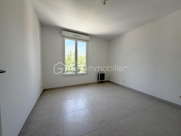 À seulement quelques minutes à pied des plages, du port, du centre-ville et des écoles, découvrez en EXCLUSIVITÉ ce superbe appartement T2/T3  de 53 m², niché au 3ᵉ étage avec ascenseur d’une résidence de Standing, Sécurisée, avec Piscine, livrée en 2025.

Jamais habité, ce bien séduit immédiatement par la qualité de ses prestations et son atmosphère lumineuse.

Dès l’entrée, dotée d’un placard et d’un visiophone, vous accédez à un élégant espace de vie où le séjour et la cuisine entièrement aménagée se prolongent harmonieusement vers une agréable loggia de 8 m² exposée plein Sud, véritable invitation à savourer la douceur du climat méditerranéen.

L’espace nuit a été pensé avec soin et comprend :
• une chambre confortable,
• une pièce supplémentaire pouvant accueillir un bureau, une chambre d’enfant ou une chambre d’appoint,
• une salle d’eau contemporaine avec WC suspendu.

Les prestations répondent aux exigences actuelles :
✨ Résidence récente aux dernières normes
✨ Performance énergétique remarquable (DPE A/A)
✨ Eau chaude et froide incluses dans les charges (120€ par mois)
✨ Double stationnements privatifs en sous-sol, un privilège rare à Cavalaire-sur-Mer.

Ce bien conjugue avec justesse Raffinement, Confort et Praticité, faisant de lui une adresse idéale pour une résidence principale, un pied-à-terre élégant ou un investissement patrimonial de qualité.

📞 Contact & visites
Olivier PROUST
📱 06 61 53 40 05
📧 o.proust@bskimmobilier.com
