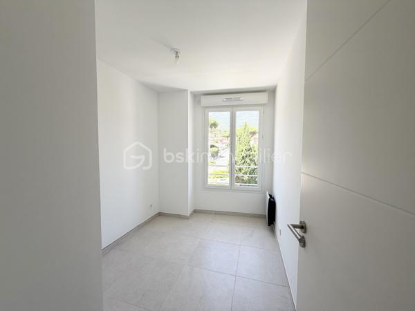 À seulement quelques minutes à pied des plages, du port, du centre-ville et des écoles, découvrez en EXCLUSIVITÉ ce superbe appartement T2/T3  de 53 m², niché au 3ᵉ étage avec ascenseur d’une résidence de Standing, Sécurisée, avec Piscine, livrée en 2025.

Jamais habité, ce bien séduit immédiatement par la qualité de ses prestations et son atmosphère lumineuse.

Dès l’entrée, dotée d’un placard et d’un visiophone, vous accédez à un élégant espace de vie où le séjour et la cuisine entièrement aménagée se prolongent harmonieusement vers une agréable loggia de 8 m² exposée plein Sud, véritable invitation à savourer la douceur du climat méditerranéen.

L’espace nuit a été pensé avec soin et comprend :
• une chambre confortable,
• une pièce supplémentaire pouvant accueillir un bureau, une chambre d’enfant ou une chambre d’appoint,
• une salle d’eau contemporaine avec WC suspendu.

Les prestations répondent aux exigences actuelles :
✨ Résidence récente aux dernières normes
✨ Performance énergétique remarquable (DPE A/A)
✨ Eau chaude et froide incluses dans les charges (120€ par mois)
✨ Double stationnements privatifs en sous-sol, un privilège rare à Cavalaire-sur-Mer.

Ce bien conjugue avec justesse Raffinement, Confort et Praticité, faisant de lui une adresse idéale pour une résidence principale, un pied-à-terre élégant ou un investissement patrimonial de qualité.

📞 Contact & visites
Olivier PROUST
📱 06 61 53 40 05
📧 o.proust@bskimmobilier.com