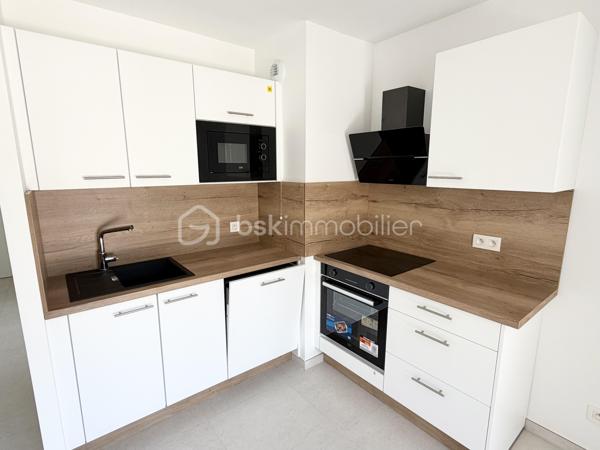 À seulement quelques minutes à pied des plages, du port, du centre-ville et des écoles, découvrez en EXCLUSIVITÉ ce superbe appartement T2/T3  de 53 m², niché au 3ᵉ étage avec ascenseur d’une résidence de Standing, Sécurisée, avec Piscine, livrée en 2025.

Jamais habité, ce bien séduit immédiatement par la qualité de ses prestations et son atmosphère lumineuse.

Dès l’entrée, dotée d’un placard et d’un visiophone, vous accédez à un élégant espace de vie où le séjour et la cuisine entièrement aménagée se prolongent harmonieusement vers une agréable loggia de 8 m² exposée plein Sud, véritable invitation à savourer la douceur du climat méditerranéen.

L’espace nuit a été pensé avec soin et comprend :
• une chambre confortable,
• une pièce supplémentaire pouvant accueillir un bureau, une chambre d’enfant ou une chambre d’appoint,
• une salle d’eau contemporaine avec WC suspendu.

Les prestations répondent aux exigences actuelles :
✨ Résidence récente aux dernières normes
✨ Performance énergétique remarquable (DPE A/A)
✨ Eau chaude et froide incluses dans les charges (120€ par mois)
✨ Double stationnements privatifs en sous-sol, un privilège rare à Cavalaire-sur-Mer.

Ce bien conjugue avec justesse Raffinement, Confort et Praticité, faisant de lui une adresse idéale pour une résidence principale, un pied-à-terre élégant ou un investissement patrimonial de qualité.

📞 Contact & visites
Olivier PROUST
📱 06 61 53 40 05
📧 o.proust@bskimmobilier.com