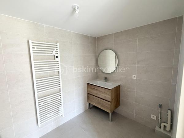À seulement quelques minutes à pied des plages, du port, du centre-ville et des écoles, découvrez en EXCLUSIVITÉ ce superbe appartement T2/T3  de 53 m², niché au 3ᵉ étage avec ascenseur d’une résidence de Standing, Sécurisée, avec Piscine, livrée en 2025.

Jamais habité, ce bien séduit immédiatement par la qualité de ses prestations et son atmosphère lumineuse.

Dès l’entrée, dotée d’un placard et d’un visiophone, vous accédez à un élégant espace de vie où le séjour et la cuisine entièrement aménagée se prolongent harmonieusement vers une agréable loggia de 8 m² exposée plein Sud, véritable invitation à savourer la douceur du climat méditerranéen.

L’espace nuit a été pensé avec soin et comprend :
• une chambre confortable,
• une pièce supplémentaire pouvant accueillir un bureau, une chambre d’enfant ou une chambre d’appoint,
• une salle d’eau contemporaine avec WC suspendu.

Les prestations répondent aux exigences actuelles :
✨ Résidence récente aux dernières normes
✨ Performance énergétique remarquable (DPE A/A)
✨ Eau chaude et froide incluses dans les charges (120€ par mois)
✨ Double stationnements privatifs en sous-sol, un privilège rare à Cavalaire-sur-Mer.

Ce bien conjugue avec justesse Raffinement, Confort et Praticité, faisant de lui une adresse idéale pour une résidence principale, un pied-à-terre élégant ou un investissement patrimonial de qualité.

📞 Contact & visites
Olivier PROUST
📱 06 61 53 40 05
📧 o.proust@bskimmobilier.com