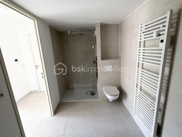 À seulement quelques minutes à pied des plages, du port, du centre-ville et des écoles, découvrez en EXCLUSIVITÉ ce superbe appartement T2/T3  de 53 m², niché au 3ᵉ étage avec ascenseur d’une résidence de Standing, Sécurisée, avec Piscine, livrée en 2025.

Jamais habité, ce bien séduit immédiatement par la qualité de ses prestations et son atmosphère lumineuse.

Dès l’entrée, dotée d’un placard et d’un visiophone, vous accédez à un élégant espace de vie où le séjour et la cuisine entièrement aménagée se prolongent harmonieusement vers une agréable loggia de 8 m² exposée plein Sud, véritable invitation à savourer la douceur du climat méditerranéen.

L’espace nuit a été pensé avec soin et comprend :
• une chambre confortable,
• une pièce supplémentaire pouvant accueillir un bureau, une chambre d’enfant ou une chambre d’appoint,
• une salle d’eau contemporaine avec WC suspendu.

Les prestations répondent aux exigences actuelles :
✨ Résidence récente aux dernières normes
✨ Performance énergétique remarquable (DPE A/A)
✨ Eau chaude et froide incluses dans les charges (120€ par mois)
✨ Double stationnements privatifs en sous-sol, un privilège rare à Cavalaire-sur-Mer.

Ce bien conjugue avec justesse Raffinement, Confort et Praticité, faisant de lui une adresse idéale pour une résidence principale, un pied-à-terre élégant ou un investissement patrimonial de qualité.

📞 Contact & visites
Olivier PROUST
📱 06 61 53 40 05
📧 o.proust@bskimmobilier.com