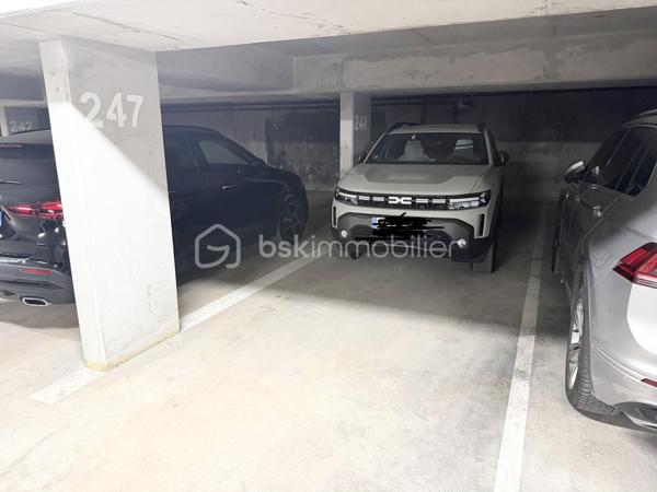 À seulement quelques minutes à pied des plages, du port, du centre-ville et des écoles, découvrez en EXCLUSIVITÉ ce superbe appartement T2/T3  de 53 m², niché au 3ᵉ étage avec ascenseur d’une résidence de Standing, Sécurisée, avec Piscine, livrée en 2025.

Jamais habité, ce bien séduit immédiatement par la qualité de ses prestations et son atmosphère lumineuse.

Dès l’entrée, dotée d’un placard et d’un visiophone, vous accédez à un élégant espace de vie où le séjour et la cuisine entièrement aménagée se prolongent harmonieusement vers une agréable loggia de 8 m² exposée plein Sud, véritable invitation à savourer la douceur du climat méditerranéen.

L’espace nuit a été pensé avec soin et comprend :
• une chambre confortable,
• une pièce supplémentaire pouvant accueillir un bureau, une chambre d’enfant ou une chambre d’appoint,
• une salle d’eau contemporaine avec WC suspendu.

Les prestations répondent aux exigences actuelles :
✨ Résidence récente aux dernières normes
✨ Performance énergétique remarquable (DPE A/A)
✨ Eau chaude et froide incluses dans les charges (120€ par mois)
✨ Double stationnements privatifs en sous-sol, un privilège rare à Cavalaire-sur-Mer.

Ce bien conjugue avec justesse Raffinement, Confort et Praticité, faisant de lui une adresse idéale pour une résidence principale, un pied-à-terre élégant ou un investissement patrimonial de qualité.

📞 Contact & visites
Olivier PROUST
📱 06 61 53 40 05
📧 o.proust@bskimmobilier.com