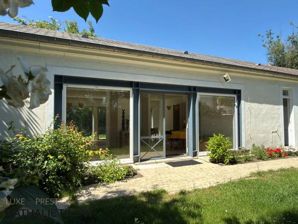 Orleans Dunois, a vendre, maison principale et maison d amis, ensemble avec  jardin, porche d 'entrée possible 2 stationnements.