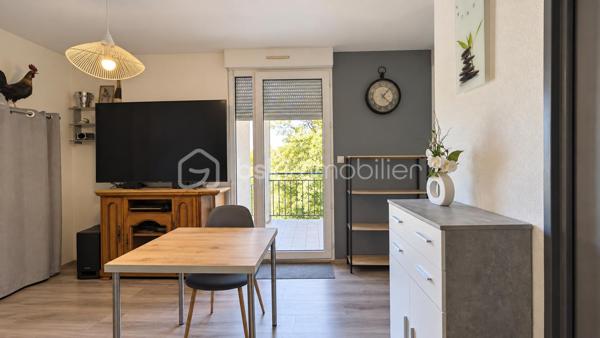 DIEULEFIT  – STUDIO AVEC TERRASSE – VUE DÉGAGÉE – ASCENSEUR

Exclusivité. Entre Le Poët-Laval et Dieulefit, à seulement 3 minutes des commodités, découvrez ce studio situé au 2e étage d’une copropriété avec ascenseur.

D’une surface de 22,81 m² habitables, dont 21,44 m² loi Carrez, il se compose d’une pièce de vie de 18,30 m² avec kitchenette, ouvrant sur une terrasse de 5,48 m² bénéficiant d’une vue dégagée sur les montagnes environnantes.Une salle d’eau avec WC de 3,14 m² complète l’ensemble.

De nombreuses places de stationnement sont disponibles au pied de l’immeuble.

Ce bien conviendra aussi bien pour un premier achat que pour un investissement locatif ou un pied-à-terre en Drôme Provençale.

À propos de la copropriété :
Pas de procédure en cours.
Nombre de lots : 46.
Charges de copropriété : 112,87 € par trimestre, comprenant notamment le syndic, l’assurance de la copropriété, l’entretien des parties communes, l’ascenseur et le fonds de travaux ALUR.

Prix : 40 000 € HAI
Pour plus d’informations ou organiser une visite, contactez L’Immo By Céline PASCAL au 06.63.10.02.35.