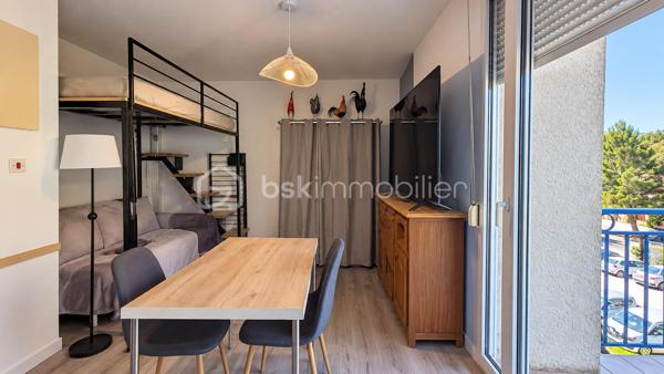 DIEULEFIT  – STUDIO AVEC TERRASSE – VUE DÉGAGÉE – ASCENSEUR

Exclusivité. Entre Le Poët-Laval et Dieulefit, à seulement 3 minutes des commodités, découvrez ce studio situé au 2e étage d’une copropriété avec ascenseur.

D’une surface de 22,81 m² habitables, dont 21,44 m² loi Carrez, il se compose d’une pièce de vie de 18,30 m² avec kitchenette, ouvrant sur une terrasse de 5,48 m² bénéficiant d’une vue dégagée sur les montagnes environnantes.Une salle d’eau avec WC de 3,14 m² complète l’ensemble.

De nombreuses places de stationnement sont disponibles au pied de l’immeuble.

Ce bien conviendra aussi bien pour un premier achat que pour un investissement locatif ou un pied-à-terre en Drôme Provençale.

À propos de la copropriété :
Pas de procédure en cours.
Nombre de lots : 46.
Charges de copropriété : 112,87 € par trimestre, comprenant notamment le syndic, l’assurance de la copropriété, l’entretien des parties communes, l’ascenseur et le fonds de travaux ALUR.

Prix : 40 000 € HAI
Pour plus d’informations ou organiser une visite, contactez L’Immo By Céline PASCAL au 06.63.10.02.35.