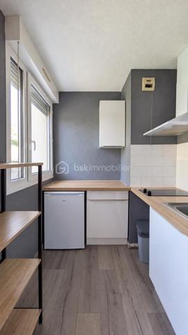 DIEULEFIT  – STUDIO AVEC TERRASSE – VUE DÉGAGÉE – ASCENSEUR

Exclusivité. Entre Le Poët-Laval et Dieulefit, à seulement 3 minutes des commodités, découvrez ce studio situé au 2e étage d’une copropriété avec ascenseur.

D’une surface de 22,81 m² habitables, dont 21,44 m² loi Carrez, il se compose d’une pièce de vie de 18,30 m² avec kitchenette, ouvrant sur une terrasse de 5,48 m² bénéficiant d’une vue dégagée sur les montagnes environnantes.Une salle d’eau avec WC de 3,14 m² complète l’ensemble.

De nombreuses places de stationnement sont disponibles au pied de l’immeuble.

Ce bien conviendra aussi bien pour un premier achat que pour un investissement locatif ou un pied-à-terre en Drôme Provençale.

À propos de la copropriété :
Pas de procédure en cours.
Nombre de lots : 46.
Charges de copropriété : 112,87 € par trimestre, comprenant notamment le syndic, l’assurance de la copropriété, l’entretien des parties communes, l’ascenseur et le fonds de travaux ALUR.

Prix : 40 000 € HAI
Pour plus d’informations ou organiser une visite, contactez L’Immo By Céline PASCAL au 06.63.10.02.35.