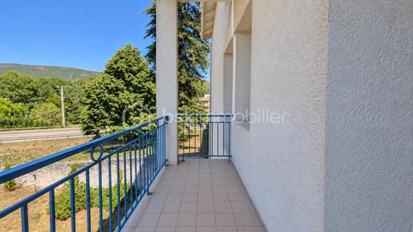DIEULEFIT  – STUDIO AVEC TERRASSE – VUE DÉGAGÉE – ASCENSEUR

Exclusivité. Entre Le Poët-Laval et Dieulefit, à seulement 3 minutes des commodités, découvrez ce studio situé au 2e étage d’une copropriété avec ascenseur.

D’une surface de 22,81 m² habitables, dont 21,44 m² loi Carrez, il se compose d’une pièce de vie de 18,30 m² avec kitchenette, ouvrant sur une terrasse de 5,48 m² bénéficiant d’une vue dégagée sur les montagnes environnantes.Une salle d’eau avec WC de 3,14 m² complète l’ensemble.

De nombreuses places de stationnement sont disponibles au pied de l’immeuble.

Ce bien conviendra aussi bien pour un premier achat que pour un investissement locatif ou un pied-à-terre en Drôme Provençale.

À propos de la copropriété :
Pas de procédure en cours.
Nombre de lots : 46.
Charges de copropriété : 112,87 € par trimestre, comprenant notamment le syndic, l’assurance de la copropriété, l’entretien des parties communes, l’ascenseur et le fonds de travaux ALUR.

Prix : 40 000 € HAI
Pour plus d’informations ou organiser une visite, contactez L’Immo By Céline PASCAL au 06.63.10.02.35.