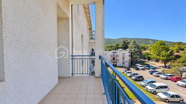 DIEULEFIT  – STUDIO AVEC TERRASSE – VUE DÉGAGÉE – ASCENSEUR

Exclusivité. Entre Le Poët-Laval et Dieulefit, à seulement 3 minutes des commodités, découvrez ce studio situé au 2e étage d’une copropriété avec ascenseur.

D’une surface de 22,81 m² habitables, dont 21,44 m² loi Carrez, il se compose d’une pièce de vie de 18,30 m² avec kitchenette, ouvrant sur une terrasse de 5,48 m² bénéficiant d’une vue dégagée sur les montagnes environnantes.Une salle d’eau avec WC de 3,14 m² complète l’ensemble.

De nombreuses places de stationnement sont disponibles au pied de l’immeuble.

Ce bien conviendra aussi bien pour un premier achat que pour un investissement locatif ou un pied-à-terre en Drôme Provençale.

À propos de la copropriété :
Pas de procédure en cours.
Nombre de lots : 46.
Charges de copropriété : 112,87 € par trimestre, comprenant notamment le syndic, l’assurance de la copropriété, l’entretien des parties communes, l’ascenseur et le fonds de travaux ALUR.

Prix : 40 000 € HAI
Pour plus d’informations ou organiser une visite, contactez L’Immo By Céline PASCAL au 06.63.10.02.35.