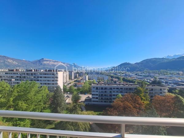 Découvrez cet agréable appartement situé au 9ᵉ étage sur 10 d’une résidence construite en 1970, bénéficiant d’une belle luminosité et d’une vue dégagée sur les montagnes et le parc de la résidence.

L’appartement se compose d’un hall d’entrée, d’une pièce de vie lumineuse avec cuisine ouverte, donnant directement accès à un balcon de 7 m², idéal pour profiter de la vue et des beaux jours.

L’espace nuit comprend deux chambres, une salle d’eau ainsi qu’un WC indépendant. Plusieurs espaces de rangement viennent compléter le confort de l’appartement.

La résidence dispose de deux ascenseurs et offre de nombreux atouts :

-Une cave privative
-Un local à vélos
-Une place de parking privative
-Un parc au pied de l’immeuble, offrant un agréable espace extérieur
Grâce à son étage élevé, sa luminosité, son balcon et sa vue montagne et parc, cet appartement offre un cadre de vie agréable et fonctionnel.

Un bien idéal pour une résidence principale, un premier achat ou un investissement.
A visiter sans tarder!