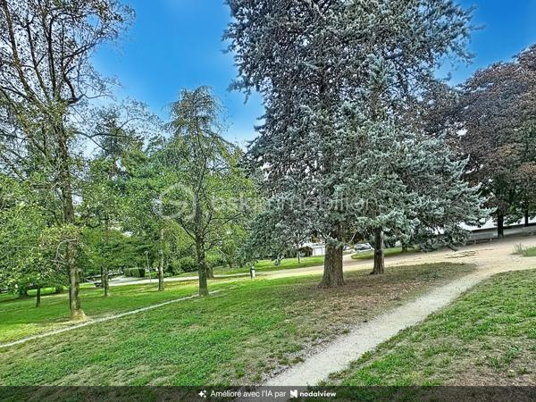Découvrez cet agréable appartement situé au 9ᵉ étage sur 10 d’une résidence construite en 1970, bénéficiant d’une belle luminosité et d’une vue dégagée sur les montagnes et le parc de la résidence.

L’appartement se compose d’un hall d’entrée, d’une pièce de vie lumineuse avec cuisine ouverte, donnant directement accès à un balcon de 7 m², idéal pour profiter de la vue et des beaux jours.

L’espace nuit comprend deux chambres, une salle d’eau ainsi qu’un WC indépendant. Plusieurs espaces de rangement viennent compléter le confort de l’appartement.

La résidence dispose de deux ascenseurs et offre de nombreux atouts :

-Une cave privative
-Un local à vélos
-Une place de parking privative
-Un parc au pied de l’immeuble, offrant un agréable espace extérieur
Grâce à son étage élevé, sa luminosité, son balcon et sa vue montagne et parc, cet appartement offre un cadre de vie agréable et fonctionnel.

Un bien idéal pour une résidence principale, un premier achat ou un investissement.
A visiter sans tarder!