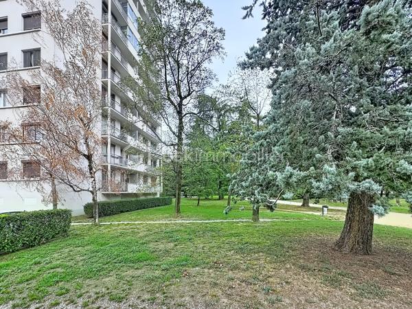 Découvrez cet agréable appartement situé au 9ᵉ étage sur 10 d’une résidence construite en 1970, bénéficiant d’une belle luminosité et d’une vue dégagée sur les montagnes et le parc de la résidence.

L’appartement se compose d’un hall d’entrée, d’une pièce de vie lumineuse avec cuisine ouverte, donnant directement accès à un balcon de 7 m², idéal pour profiter de la vue et des beaux jours.

L’espace nuit comprend deux chambres, une salle d’eau ainsi qu’un WC indépendant. Plusieurs espaces de rangement viennent compléter le confort de l’appartement.

La résidence dispose de deux ascenseurs et offre de nombreux atouts :

-Une cave privative
-Un local à vélos
-Une place de parking privative
-Un parc au pied de l’immeuble, offrant un agréable espace extérieur
Grâce à son étage élevé, sa luminosité, son balcon et sa vue montagne et parc, cet appartement offre un cadre de vie agréable et fonctionnel.

Un bien idéal pour une résidence principale, un premier achat ou un investissement.
A visiter sans tarder!