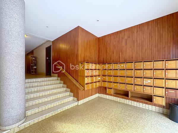 Découvrez cet agréable appartement situé au 9ᵉ étage sur 10 d’une résidence construite en 1970, bénéficiant d’une belle luminosité et d’une vue dégagée sur les montagnes et le parc de la résidence.

L’appartement se compose d’un hall d’entrée, d’une pièce de vie lumineuse avec cuisine ouverte, donnant directement accès à un balcon de 7 m², idéal pour profiter de la vue et des beaux jours.

L’espace nuit comprend deux chambres, une salle d’eau ainsi qu’un WC indépendant. Plusieurs espaces de rangement viennent compléter le confort de l’appartement.

La résidence dispose de deux ascenseurs et offre de nombreux atouts :

-Une cave privative
-Un local à vélos
-Une place de parking privative
-Un parc au pied de l’immeuble, offrant un agréable espace extérieur
Grâce à son étage élevé, sa luminosité, son balcon et sa vue montagne et parc, cet appartement offre un cadre de vie agréable et fonctionnel.

Un bien idéal pour une résidence principale, un premier achat ou un investissement.
A visiter sans tarder!