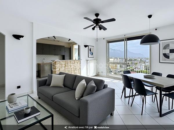 Découvrez cet agréable appartement situé au 9ᵉ étage sur 10 d’une résidence construite en 1970, bénéficiant d’une belle luminosité et d’une vue dégagée sur les montagnes et le parc de la résidence.

L’appartement se compose d’un hall d’entrée, d’une pièce de vie lumineuse avec cuisine ouverte, donnant directement accès à un balcon de 7 m², idéal pour profiter de la vue et des beaux jours.

L’espace nuit comprend deux chambres, une salle d’eau ainsi qu’un WC indépendant. Plusieurs espaces de rangement viennent compléter le confort de l’appartement.

La résidence dispose de deux ascenseurs et offre de nombreux atouts :

-Une cave privative
-Un local à vélos
-Une place de parking privative
-Un parc au pied de l’immeuble, offrant un agréable espace extérieur
Grâce à son étage élevé, sa luminosité, son balcon et sa vue montagne et parc, cet appartement offre un cadre de vie agréable et fonctionnel.

Un bien idéal pour une résidence principale, un premier achat ou un investissement.
A visiter sans tarder!