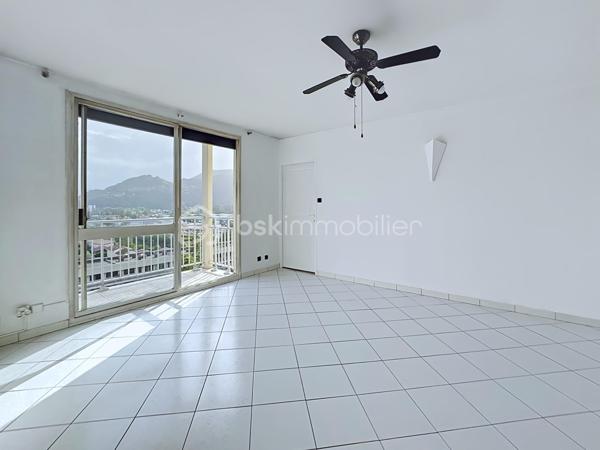 Découvrez cet agréable appartement situé au 9ᵉ étage sur 10 d’une résidence construite en 1970, bénéficiant d’une belle luminosité et d’une vue dégagée sur les montagnes et le parc de la résidence.

L’appartement se compose d’un hall d’entrée, d’une pièce de vie lumineuse avec cuisine ouverte, donnant directement accès à un balcon de 7 m², idéal pour profiter de la vue et des beaux jours.

L’espace nuit comprend deux chambres, une salle d’eau ainsi qu’un WC indépendant. Plusieurs espaces de rangement viennent compléter le confort de l’appartement.

La résidence dispose de deux ascenseurs et offre de nombreux atouts :

-Une cave privative
-Un local à vélos
-Une place de parking privative
-Un parc au pied de l’immeuble, offrant un agréable espace extérieur
Grâce à son étage élevé, sa luminosité, son balcon et sa vue montagne et parc, cet appartement offre un cadre de vie agréable et fonctionnel.

Un bien idéal pour une résidence principale, un premier achat ou un investissement.
A visiter sans tarder!