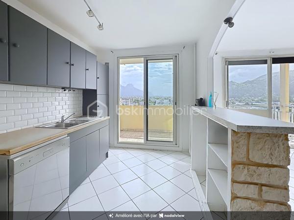 Découvrez cet agréable appartement situé au 9ᵉ étage sur 10 d’une résidence construite en 1970, bénéficiant d’une belle luminosité et d’une vue dégagée sur les montagnes et le parc de la résidence.

L’appartement se compose d’un hall d’entrée, d’une pièce de vie lumineuse avec cuisine ouverte, donnant directement accès à un balcon de 7 m², idéal pour profiter de la vue et des beaux jours.

L’espace nuit comprend deux chambres, une salle d’eau ainsi qu’un WC indépendant. Plusieurs espaces de rangement viennent compléter le confort de l’appartement.

La résidence dispose de deux ascenseurs et offre de nombreux atouts :

-Une cave privative
-Un local à vélos
-Une place de parking privative
-Un parc au pied de l’immeuble, offrant un agréable espace extérieur
Grâce à son étage élevé, sa luminosité, son balcon et sa vue montagne et parc, cet appartement offre un cadre de vie agréable et fonctionnel.

Un bien idéal pour une résidence principale, un premier achat ou un investissement.
A visiter sans tarder!