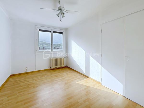 Découvrez cet agréable appartement situé au 9ᵉ étage sur 10 d’une résidence construite en 1970, bénéficiant d’une belle luminosité et d’une vue dégagée sur les montagnes et le parc de la résidence.

L’appartement se compose d’un hall d’entrée, d’une pièce de vie lumineuse avec cuisine ouverte, donnant directement accès à un balcon de 7 m², idéal pour profiter de la vue et des beaux jours.

L’espace nuit comprend deux chambres, une salle d’eau ainsi qu’un WC indépendant. Plusieurs espaces de rangement viennent compléter le confort de l’appartement.

La résidence dispose de deux ascenseurs et offre de nombreux atouts :

-Une cave privative
-Un local à vélos
-Une place de parking privative
-Un parc au pied de l’immeuble, offrant un agréable espace extérieur
Grâce à son étage élevé, sa luminosité, son balcon et sa vue montagne et parc, cet appartement offre un cadre de vie agréable et fonctionnel.

Un bien idéal pour une résidence principale, un premier achat ou un investissement.
A visiter sans tarder!