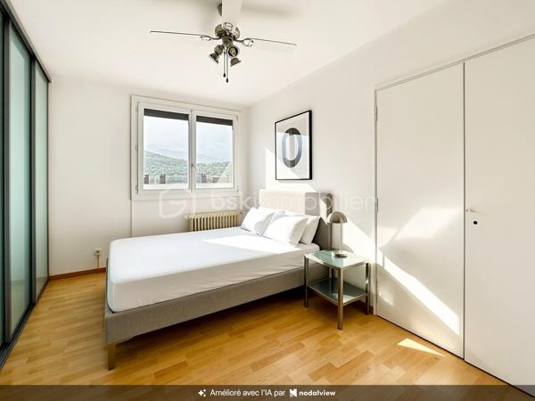 Découvrez cet agréable appartement situé au 9ᵉ étage sur 10 d’une résidence construite en 1970, bénéficiant d’une belle luminosité et d’une vue dégagée sur les montagnes et le parc de la résidence.

L’appartement se compose d’un hall d’entrée, d’une pièce de vie lumineuse avec cuisine ouverte, donnant directement accès à un balcon de 7 m², idéal pour profiter de la vue et des beaux jours.

L’espace nuit comprend deux chambres, une salle d’eau ainsi qu’un WC indépendant. Plusieurs espaces de rangement viennent compléter le confort de l’appartement.

La résidence dispose de deux ascenseurs et offre de nombreux atouts :

-Une cave privative
-Un local à vélos
-Une place de parking privative
-Un parc au pied de l’immeuble, offrant un agréable espace extérieur
Grâce à son étage élevé, sa luminosité, son balcon et sa vue montagne et parc, cet appartement offre un cadre de vie agréable et fonctionnel.

Un bien idéal pour une résidence principale, un premier achat ou un investissement.
A visiter sans tarder!