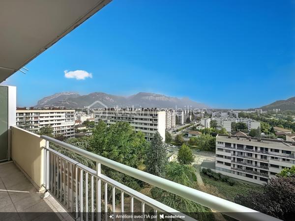 Découvrez cet agréable appartement situé au 9ᵉ étage sur 10 d’une résidence construite en 1970, bénéficiant d’une belle luminosité et d’une vue dégagée sur les montagnes et le parc de la résidence.

L’appartement se compose d’un hall d’entrée, d’une pièce de vie lumineuse avec cuisine ouverte, donnant directement accès à un balcon de 7 m², idéal pour profiter de la vue et des beaux jours.

L’espace nuit comprend deux chambres, une salle d’eau ainsi qu’un WC indépendant. Plusieurs espaces de rangement viennent compléter le confort de l’appartement.

La résidence dispose de deux ascenseurs et offre de nombreux atouts :

-Une cave privative
-Un local à vélos
-Une place de parking privative
-Un parc au pied de l’immeuble, offrant un agréable espace extérieur
Grâce à son étage élevé, sa luminosité, son balcon et sa vue montagne et parc, cet appartement offre un cadre de vie agréable et fonctionnel.

Un bien idéal pour une résidence principale, un premier achat ou un investissement.
A visiter sans tarder!