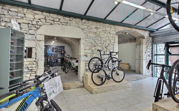 Immeuble à vendre    1 pièce •  Morestel