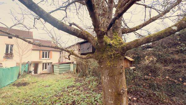 Vault-de-Lugny (89200) Maison de campagne à louer dans le secteur de VAULT DE LUGNY avec jardin pour un loyer de 550 € par mois.