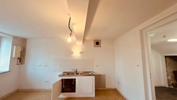 Vault-de-Lugny (89200) Maison de campagne à louer dans le secteur de VAULT DE LUGNY avec jardin pour un loyer de 550 € par mois.