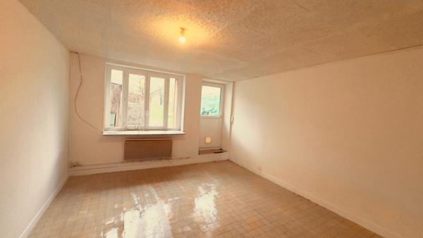 Vault-de-Lugny (89200) Maison de campagne à louer dans le secteur de VAULT DE LUGNY avec jardin pour un loyer de 550 € par mois.