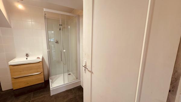 Vault-de-Lugny (89200) Maison de campagne à louer dans le secteur de VAULT DE LUGNY avec jardin pour un loyer de 550 € par mois.