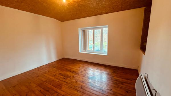 Vault-de-Lugny (89200) Maison de campagne à louer dans le secteur de VAULT DE LUGNY avec jardin pour un loyer de 550 € par mois.