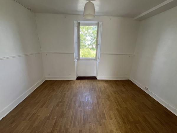 Maison à louer 550 € CC Thiviers 4 p 88 m² DPE E