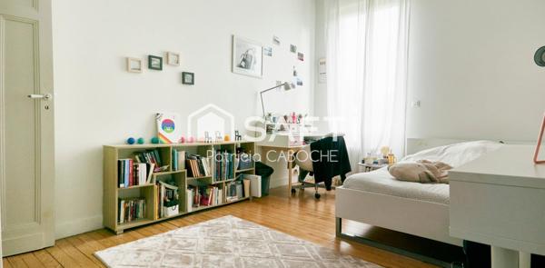 Maison en pierre 4 chambres et bureau piscine et place de stationnement