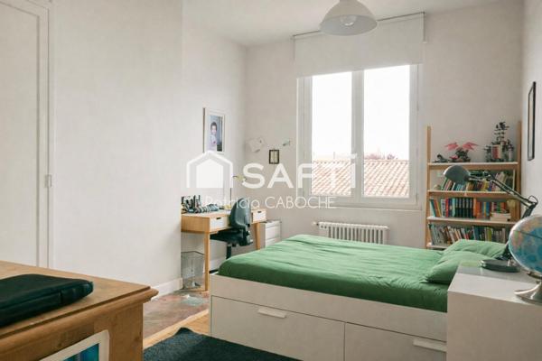 Maison en pierre 4 chambres et bureau piscine et place de stationnement