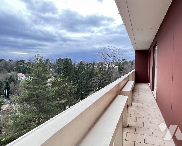 ECULLY, Résidence Pitance, T5 de 124,52 m² avec 37 m² de balcon, un garage fermé, piscine et tennis.